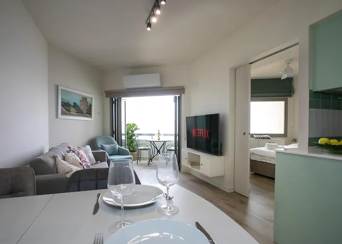 Palmove Luxurious Beachfront Apartment Larnaca