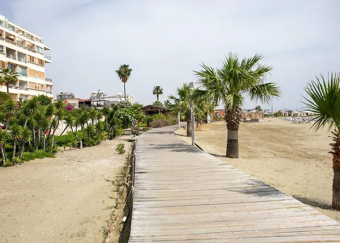 Palmove Luxurious Beachfront Apartment *