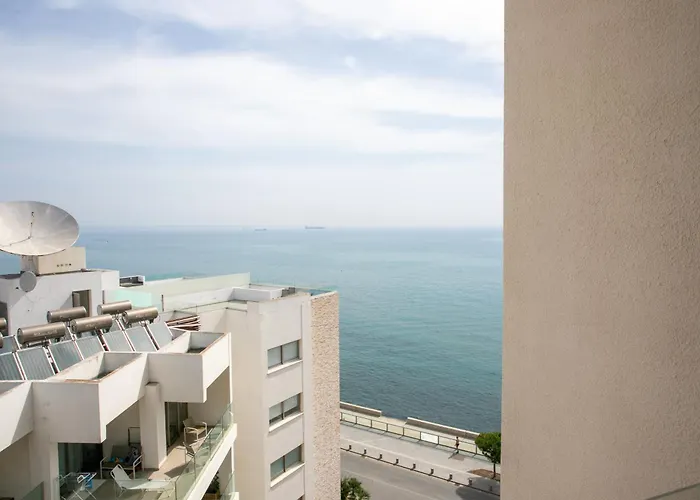 Palmove Luxurious Beachfront 拉纳卡