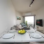아파트 Palmove Luxurious Beachfront 라르나카