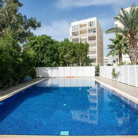 Palmove Luxurious Beachfront Apartamento